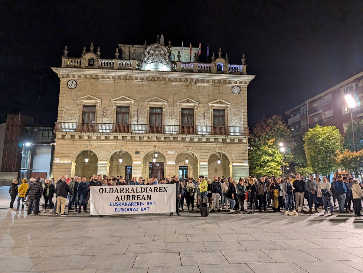 #IRUNEROLABURREAN | 🗯️ 📢 200 pertsona baino gehiago euskaran kontrako oldarraldiaren aurrean <a href="/AEK_eus/">AEK-KORRIKA</a>  <a href="/AitzondoTaldea/">Aitzondo Euskara Taldea</a> <a href="/bettigotti/">Betti Gotti EKE</a> 

📆AEK, Betti Gotti, Aitzondo eta Irunabarren deialdiari erantzunez, San Juan plazan elkartu ziren atzo arratsaldean

irunero.eus/200-pertsona-b…