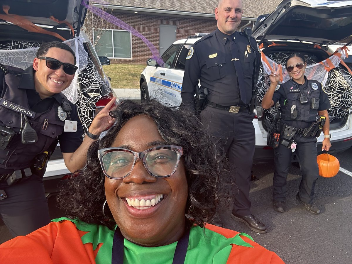 ShericaC's tweet photo. Trunk or Treat @MarthaOBryanCtr  with @WeGoTransit and @MNPDNashville. Lots of fun and lots of candy! https://t.co/nqxza0HlDN