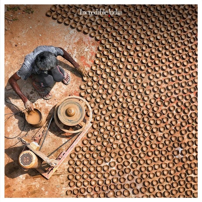 AmritMahotsav's tweet photo. Lighting up hearts, one diya at a time 🪔

#AmritMahotsav #Diwali #CulturalPride #VocalForLocal #Festivities #IncredibleIndia #MainBharatHoon 

IC: nirmalharindran (Instagram) https://t.co/Flj05A1Zso