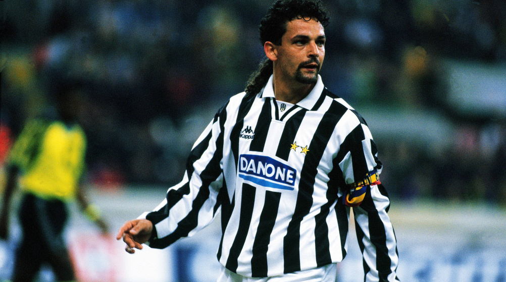 Big5Football93's tweet photo. Roberto #Baggio menghabiskan karirnya di Italia saja dan berpindah dari satu tim ke tim yang lain di Serie A. Baggio bahkan menjadi salah satu pemain yang pernah bermain di tiga tim besar Italia yaitu, #Juventus, #ACMilan, dan #InterMilan. Beberapa momen Baggio begitu dihargai di Italia yaitu seperti ketika Baggio yang baru saja pindah ke Inter Milan dimana #Ronaldo Nazario saat itu harus merelakan nomor punggung 10 nya diberikan ke Baggio saat itu. Italia akan sangat merindukan sosok Baggio, sosok sejati dari nomor 10 yang pernah dimiliki Italia. Sosok playmaker dengan segudang gol meski berperan sebagai gelandang serang. 218 gol dari 488 pertandingan dalam karirnya menjadi bukti keganasan Baggio di atas lapangan. Mewarisi kegemilangan Michel #Platini dan memberikan jalan untuk Alessandro #DelPiero di Juventus merupakan sebuah warisan berharga untuk klub Juventus yang saat itu sangat mengagungkan nomor 10.