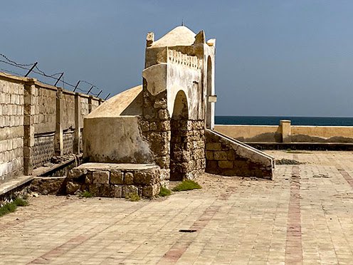 WediBedho's tweet photo. Al-Sahaba Mosque, also known as the Mosque of the Companions of Prophet Muhammad ﷺ, in #Massawa, #Eritrea, is widely regarded as the oldest mosque in the world, built in #615 AD. This predates the construction of #Masjid Quba in Medina, built in #622 AD. Established by early followers of Islam who sought refuge from persecution in Mecca, the mosque holds unique historical and spiritual significance.

Notably, the mosque’s qibla (prayer direction) faces #Jerusalem (Al-Quds), reflecting the early period of Islam when Muslims initially prayed towards Jerusalem before the qibla was later directed towards Mecca. With its simple coral stone structure, Al-Sahaba Mosque stands as a lasting monument to Eritrea’s profound connection to early Islamic history and the companions of the Prophet. 

مسجد الصحابة، المعروف أيضًا بمسجد أصحاب النبي محمد ﷺ، في مدينة مصوع بإريتريا، يُعتبر أقدم مسجد في العالم، حيث بُني في عام 615 م، أي قبل بناء مسجد قباء في المدينة المنورة الذي بُني في عام 622 م. أُسس المسجد على يد أوائل أتباع الإسلام الذين لجأوا إلى إريتريا هربًا من الاضطهاد في مكة، مما يمنحه أهمية تاريخية وروحية فريدة.

يُذكر أن قبلة المسجد تتجه نحو القدس، مما يعكس الفترة المبكرة من الإسلام عندما كان المسلمون يتوجهون في صلاتهم نحو القدس قبل تحويل القبلة إلى مكة. بتصميمه البسيط المبني من حجارة المرجان، يظل مسجد الصحابة شاهدًا على ارتباط إريتريا العميق بتاريخ الإسلام المبكر وأصحاب النبي.