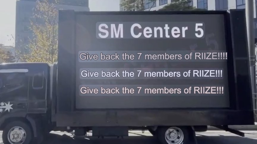 riizehq's tweet photo. MORE TRUCKS ARRIVED AT SM!!! 

The sm management will have a meeting in some days, so every truck, noise and support (online or face to face) at this time is crucial!! 

@SMTOWNGLOBAL 쓰레기
#RII7EisSeven
#SMSupportsBullying
#BringBackSeunghantoRII7E https://t.co/HowZf4t9NN