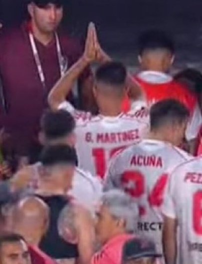 Este tipo llegó, fue cuestionado, fue puteado por la platea, la mando a callar, le quemaron el auto, se reivindico con goles y campeonatos, apareció en goles importantes, se fue y volvió, se lesionó jugo 30' mejor que otros y pidio perdón.

Cosa seria lo de este tipo. Es gigante.