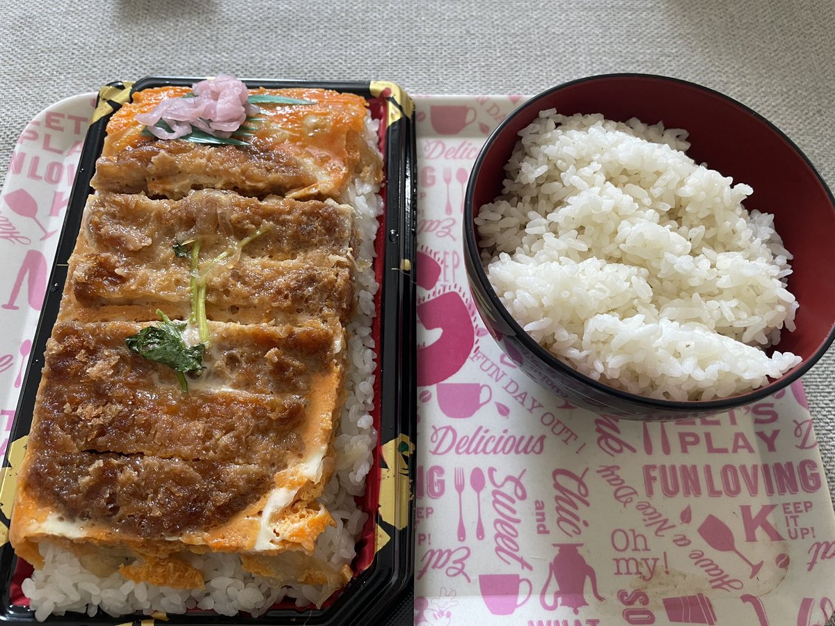 ukeukedondon's tweet photo. 今日のランチはカツ丼とご飯です。 https://t.co/yLBYRw9Qcu
