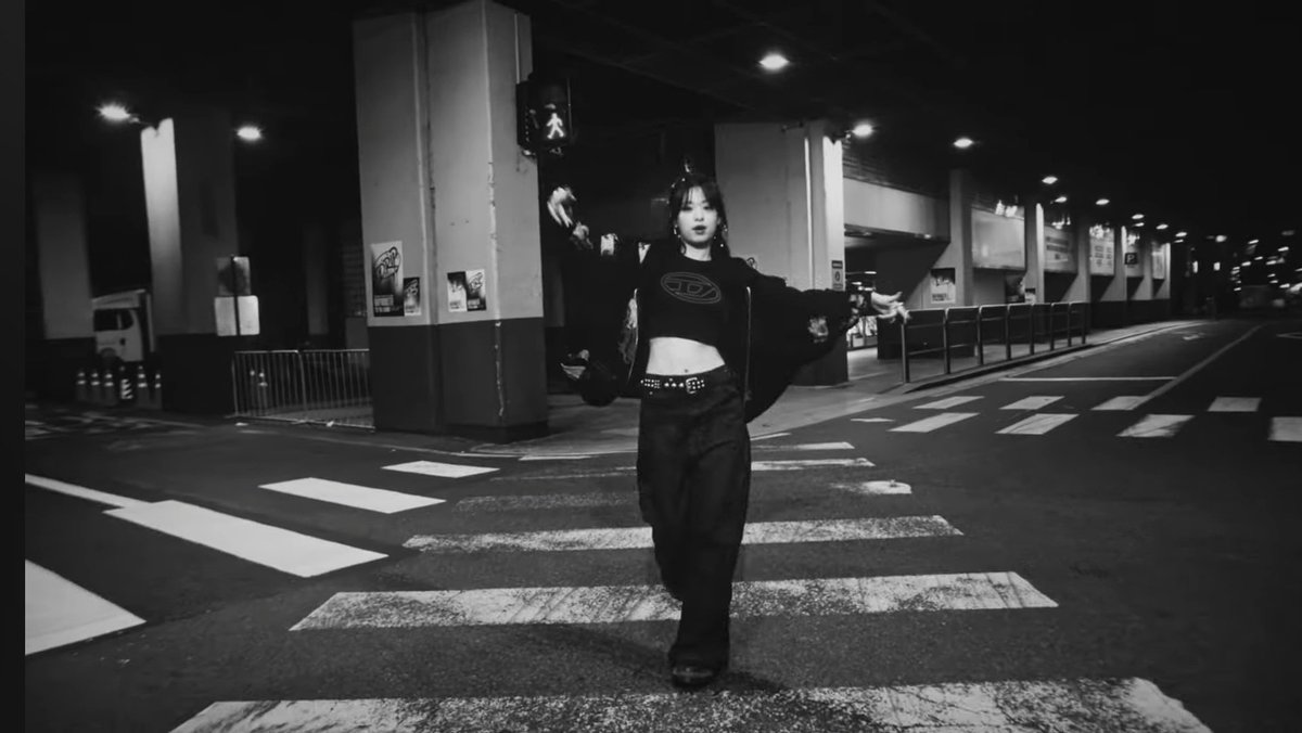 AHYEON IN CLIK CLAK MV