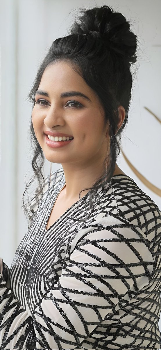 Actress_Club's tweet photo. 🎯 #SrushtiDangeThread  

#Bollywood #Actress #SrushtiDange
 New Look  
@srushtiDange https://t.co/OzRktqhb8u