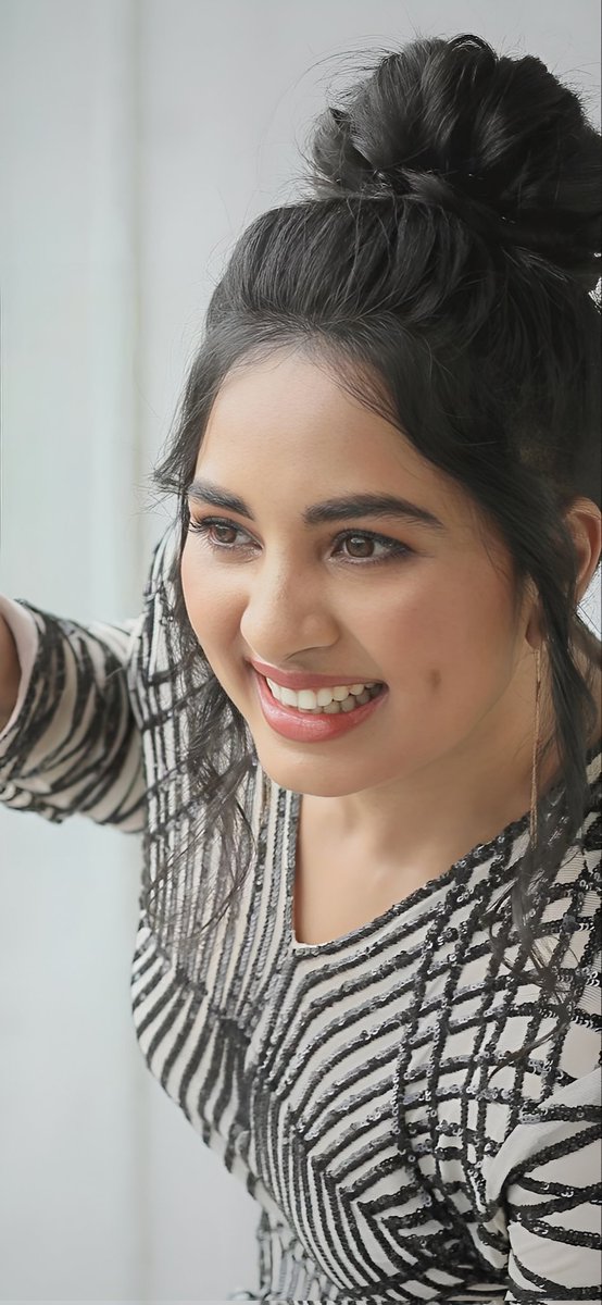 Actress_Club's tweet photo. 🎯 #SrushtiDangeThread  

#Bollywood #Actress #SrushtiDange
 New Look  
@srushtiDange https://t.co/OzRktqhb8u
