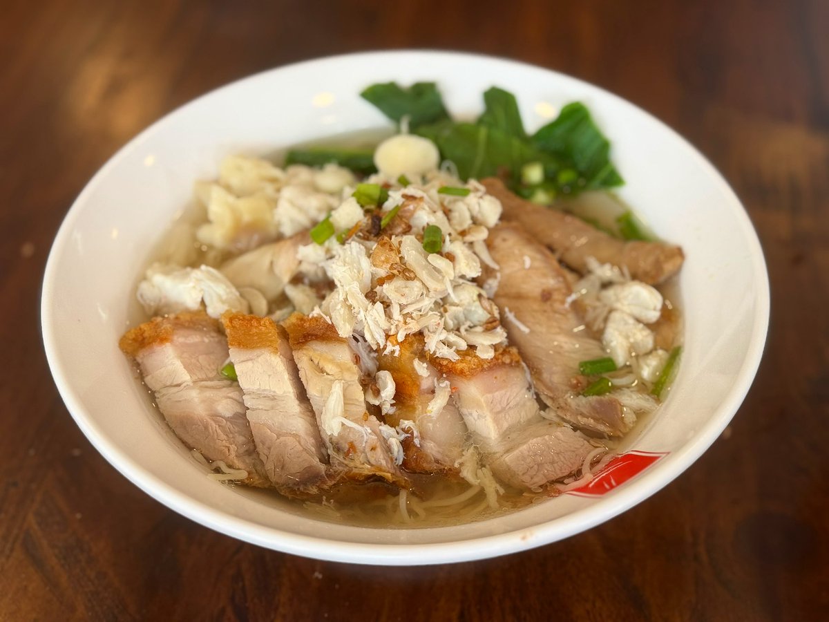 บะหมี่บุญเลิศชามนี้พิเศษ 160 บาทเส้นบะหมี่นุ่มมากเกี๊ยวกุ้งอร่อยหมูกรอบหมูแดงก็อร่อยไม่แปลกใจเลยที่ได้มิชลิน้ำทุกปี