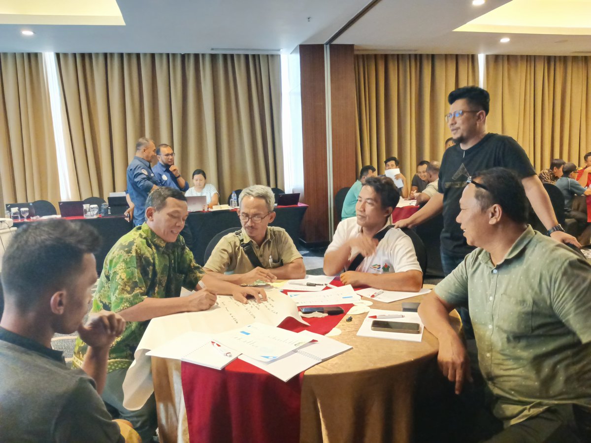 SNV received strong endorsement from the Muaro Jambi Agriculture Office that training for farmers to enhance their skills to develop and manage composting businesses is essentials to support regenerative agriculture practices.

Read more (IDN):
hatirakyat.com/2348/kadisbuna…