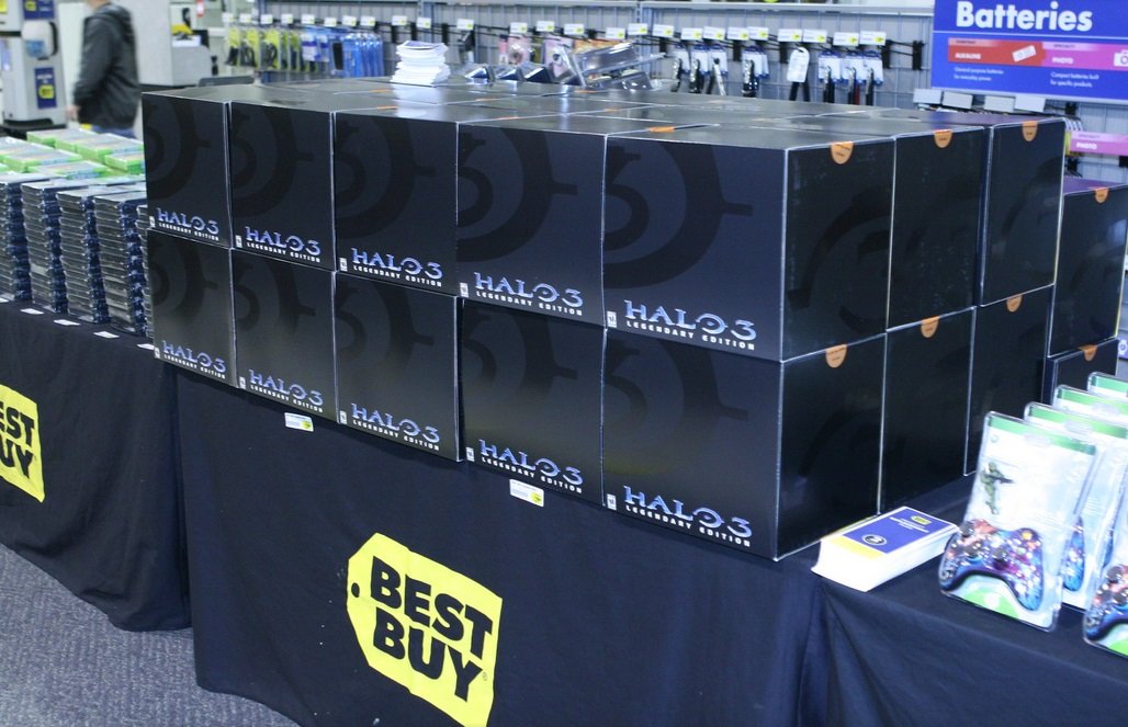 VideoGameHstry's tweet photo. Halo 3 and merch at the midnight launch at a Best Buy (2007) https://t.co/HOckxtELDK