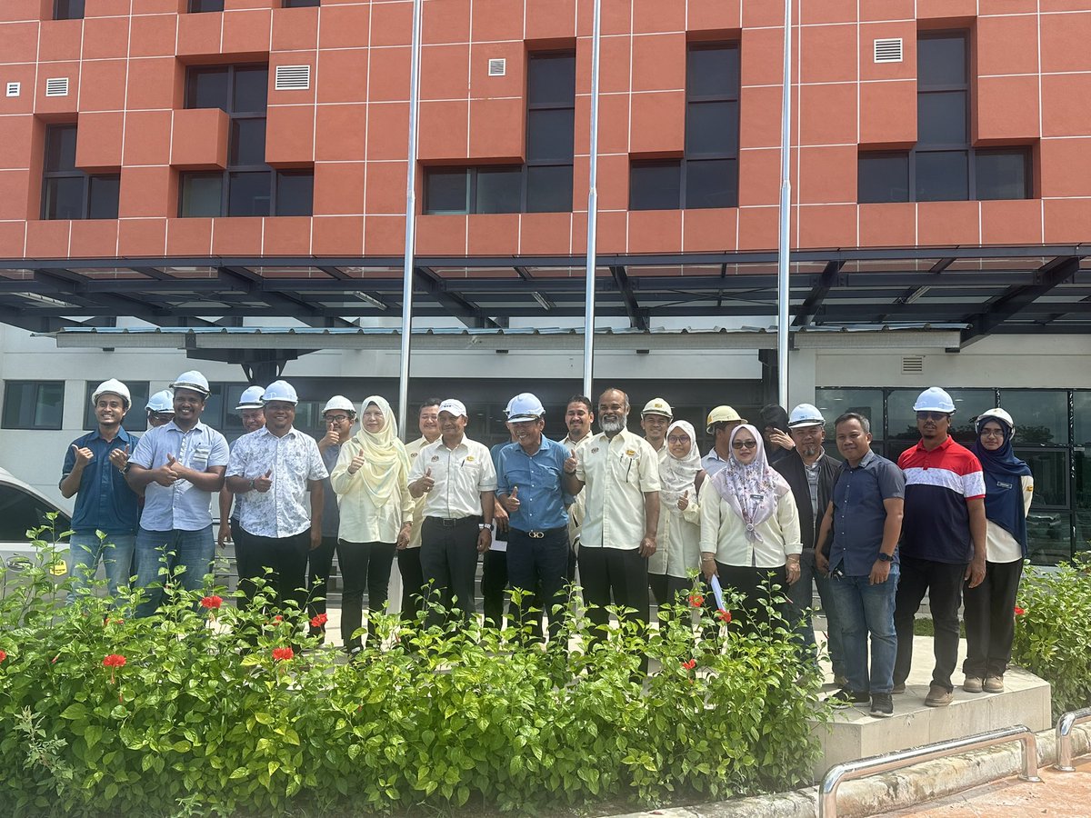 TkpkrBangunan's tweet photo. 30 Okt 2024 - Lawatan kerja YBhg. Dato' @IEsa2018, TKPKR Sektor Bangunan ke Tapak Projek Hospital Seberang Jaya P. Pinang bagi memantau kemajuan projek. Kontraktor diingatkan agar komitmen penuh diberikan agar projek dapat disiapkan mengikut masa dan kualiti yang ditetapkan. https://t.co/WgMUmGkATT