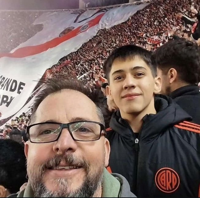 agusminakowski's tweet photo. El último tuit de la noche se lo dedico al tipo que me enseñó a creer y a estar en las buenas y en las malas, hoy mas qué nunca voy a agradecer que me hayas parado en esta vereda. River es gigante. https://t.co/ytaZ39ZdQ2