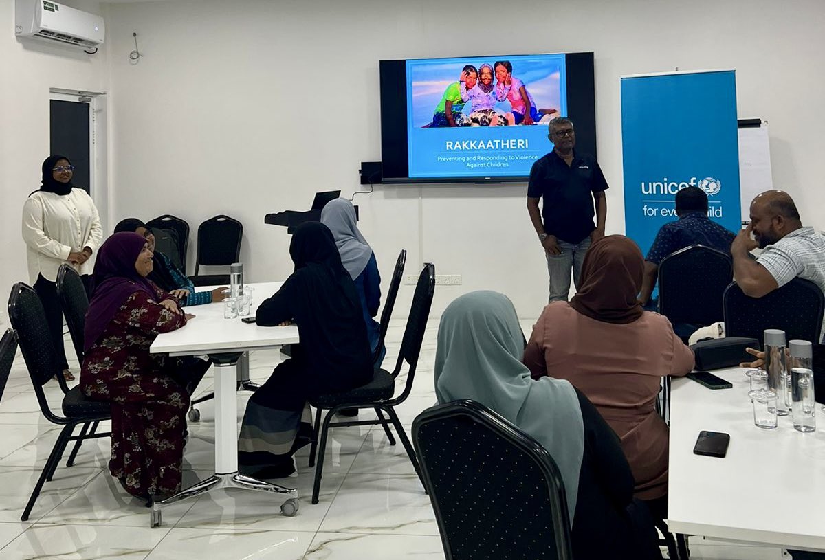 UNICEFMaldives's tweet photo. Highlights from Kudahuvadhoo 📍

We engaged with the island leadership, young people &amp; the community to understand opportunities &amp; challenges, and discuss how we can work together to build a safe &amp; healthy future for children &amp; young people. 

#KudhinnaaGaathun https://t.co/75xrgeqP3H