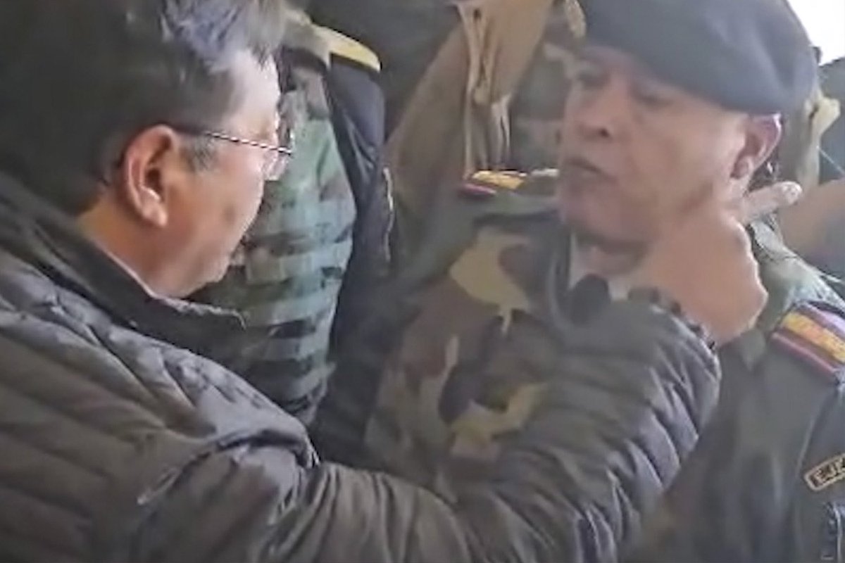ardayalex's tweet photo. @JeanineAnez @LuchoXBolivia ¿Donde estará el “valiente” presidente que enfrentó y detuvo decididamente un “golpe militar armado” solo poniendo el pecho?, ¿por que no lo hace de nuevo en esta situación menos riesgosa? https://t.co/3tVrMKS3DF