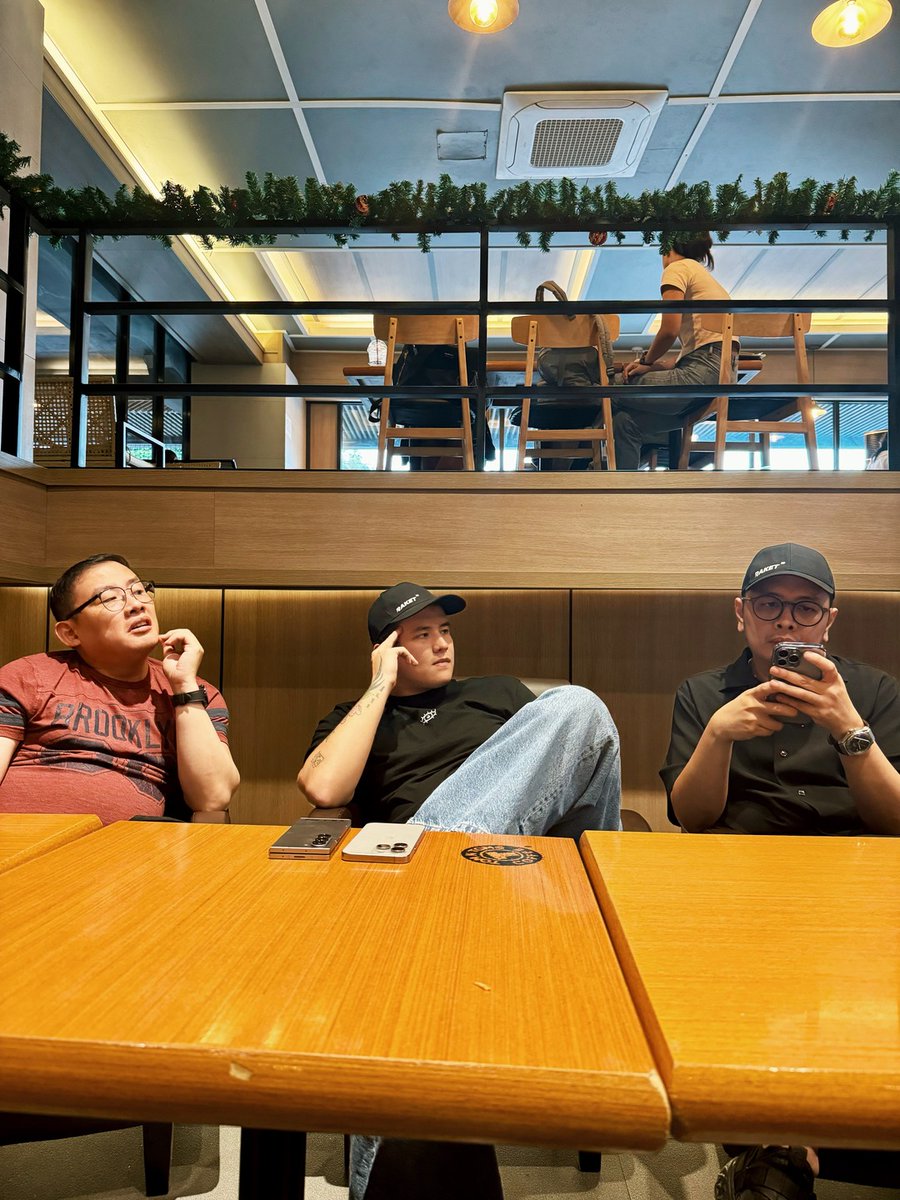 raketdotph's tweet photo. Catching up on life, biz, and everything in between. ☀️🚀👨🏻‍💻

#RaketTeam https://t.co/agHYGU6U5W