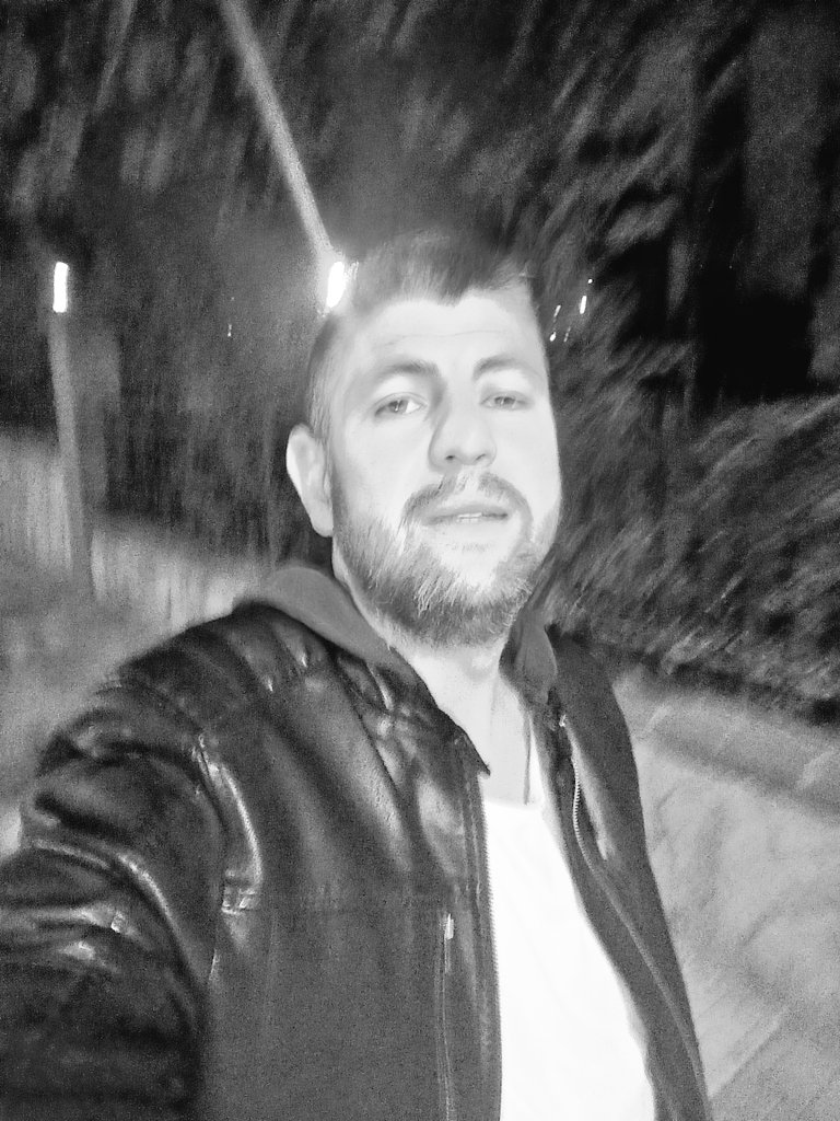 Evin anahtarını kaybettim.Dışarıda kalmak sorun değildi. Sorun bunca yıldır yaşadığın şehirde kapısını çalmayı aklımdan geçirdiğim bir kişi bile kalmamış olmasıydı. Allah bize yeter o negüzel vekildir der yekten bakarım dalgama.