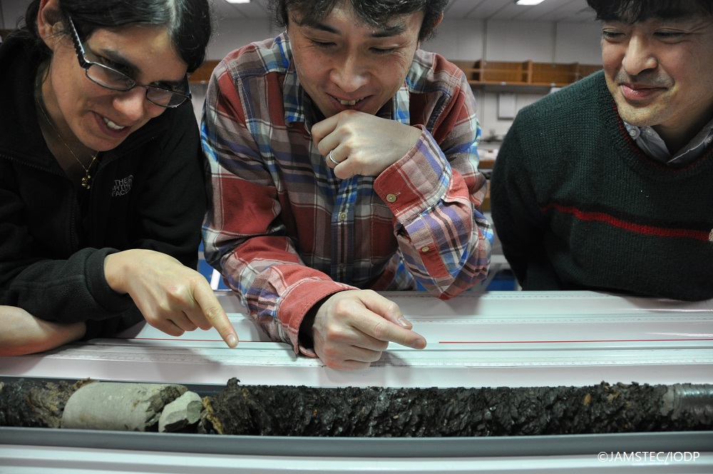 Chikyu_JAMSTEC's tweet image. 10/29 (Tue) #Chikyu continues coring for the expected bottom of the plate boundary fault zone. 
The plate boundary fault surprises everyone with its unexpected thickness. 

(L) The co-chiefs &amp;amp; a fresh #coresample
(R) 12 yrs ago on #JFAST  

#IODP #JTRACK