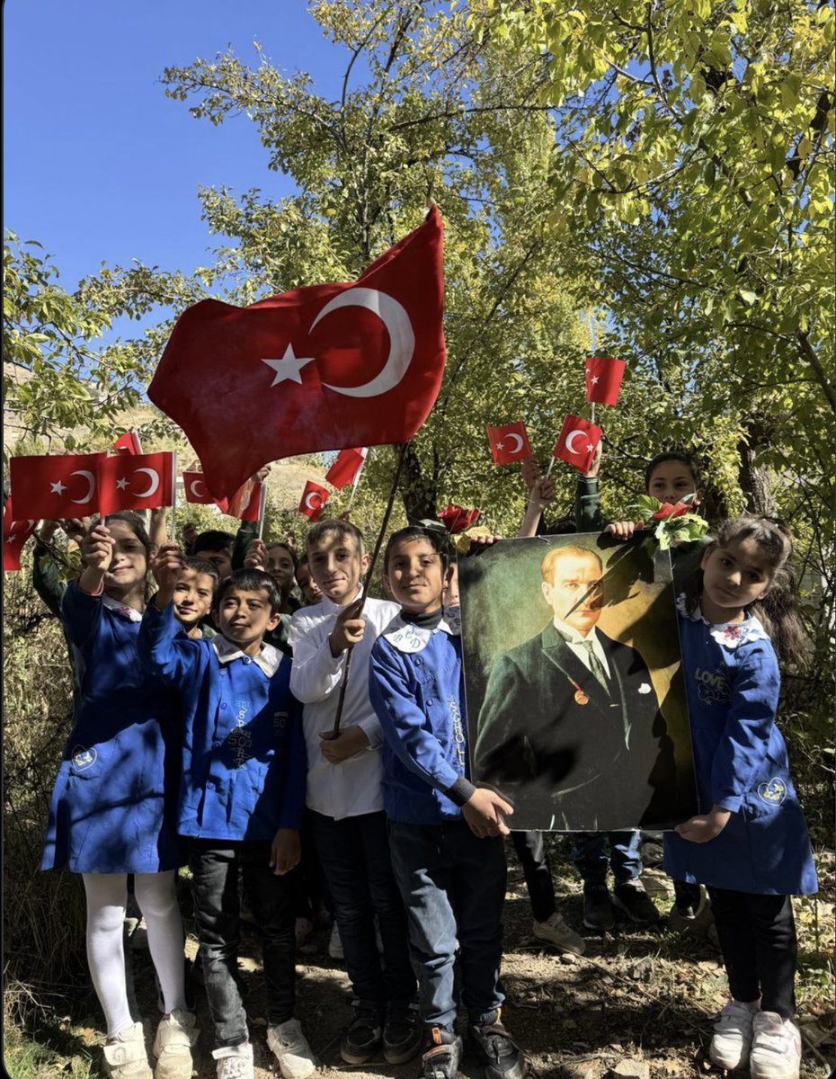 Günün fotoğrafı: Şırnak Uludere’den. Burası Uzungeçit İlkokulu. 
Günaydın Türkiyem.
Bugün 30 Ekim 2024 Çarşamba. 
Çok önemli bir kavşaktayız. Bir dönüm noktasında. 
#HazırMıyız