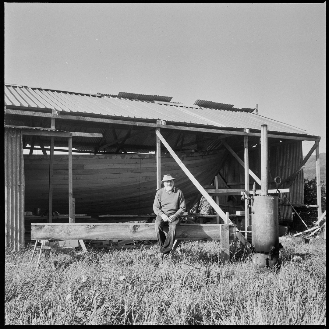 nz_maritime's tweet photo. Happy Birthday, #BREEZE! π₯³π
Pictured here is Ralph Sewell, the builder of BREEZE, as he sits on a piece of wood beside the shed with the brigantine being built in the background.
#NZMaritimeMuseum #NZMMDigitisation #BREEZE https://t.co/6wXbCw5Hen