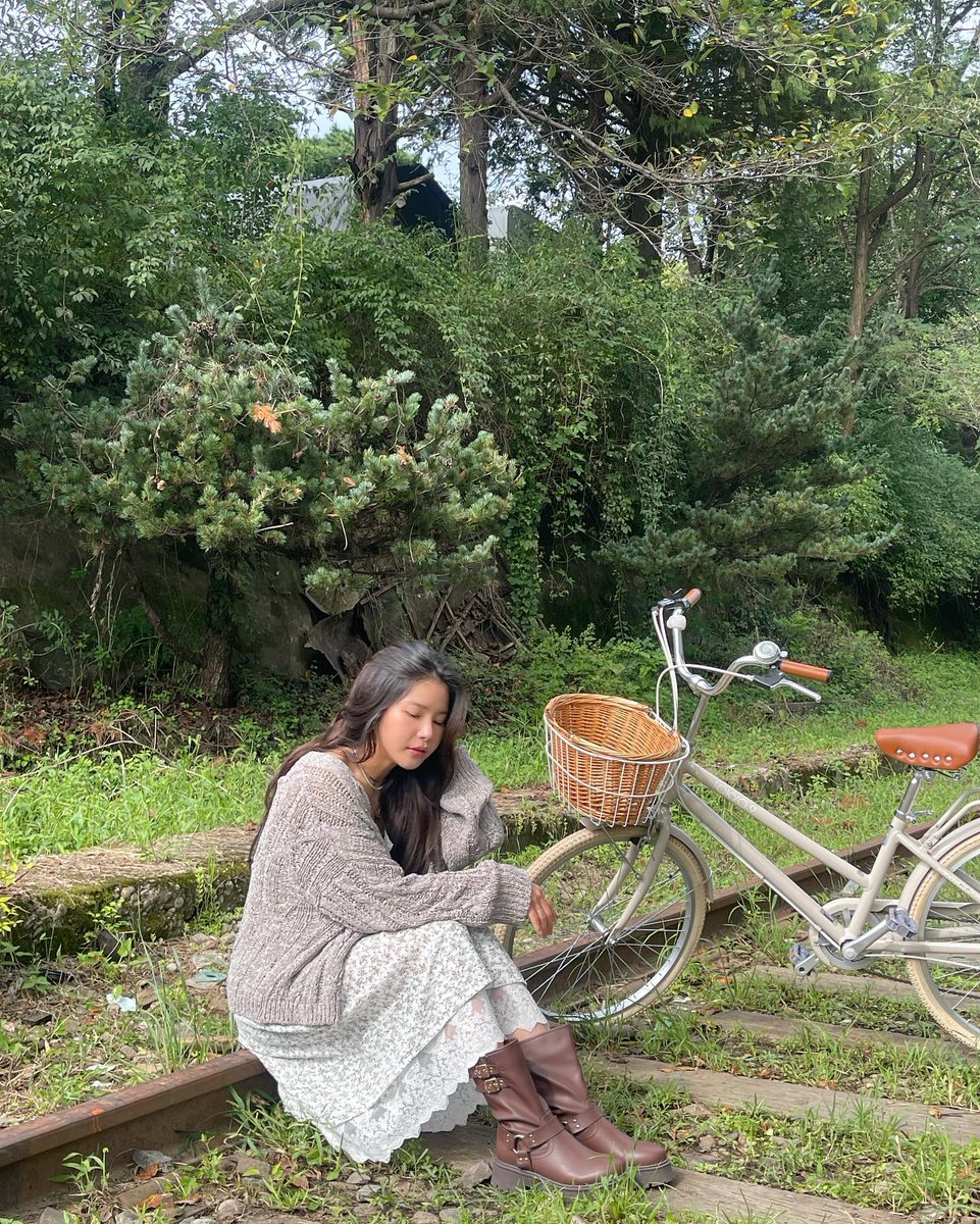 solarsido210291's tweet photo. the girlfriendism the dyke on a bike the youth protagonist she can be everything my versatile girl 😘
SOLAR GAMSUNG PART 8
#Solar_FirstLove
#FirstLove_OUTNOW
#SOLAR #솔라 #ソラ #金容仙 https://t.co/AHj4SNjYpR