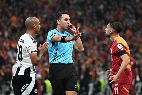 Beşiktaş, Galatasaray karşısında beklenen performansı sergileyemedi ve sahadan hem oyunu hem de psikolojisi dağılmış bir şekilde ayrıldı. Bazı çevreler sonucu hakem Arda Kardeşler’e bağlasa da sahada sergilenen performans, takımın kendi iç sorunlarını gözler önüne serdi. Maç