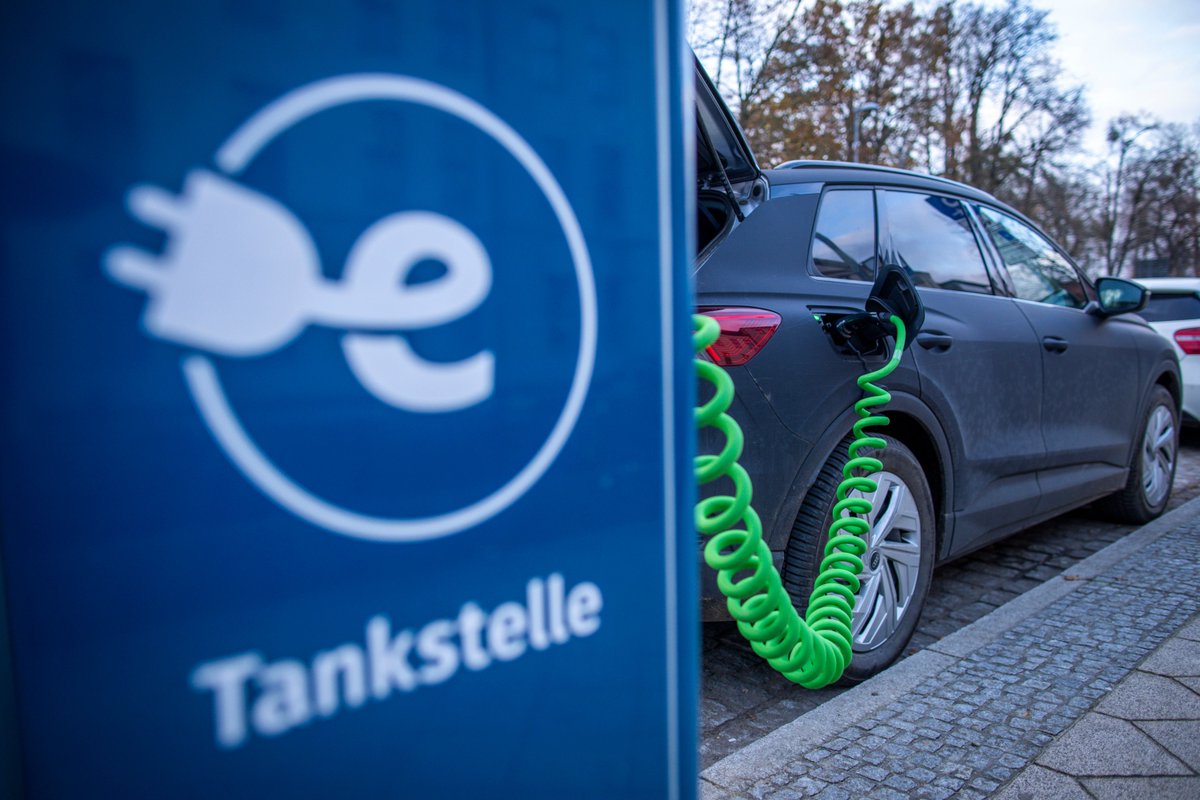 Was ich am Mittwoch in Dülmen wissen muss: Der „Stammtisch für Elektromobilität“ hat am heutigen Mittwoch sein nächstes offenes Treffen. Außerdem sorgten zwei Einsätze für Aufregung in Dülmen. Das müssen Sie heute wissen. dlvr.it/TFshp9 #dzonline #dznews #dülmenerzeitung