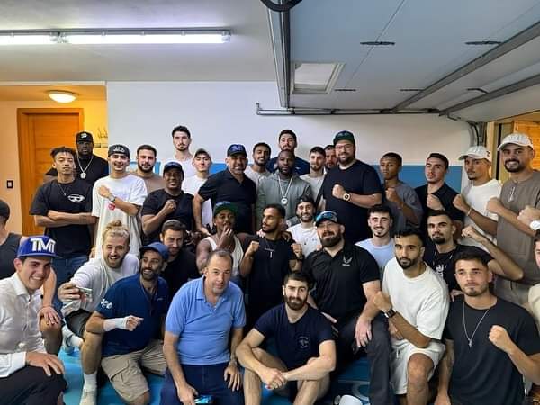 🥊Boxer Floyd Mayweather back in Israel and visting wounded soldiers. He's a true friend of 🇮🇱Israel!! 💙🤍💙🤍💙🤍