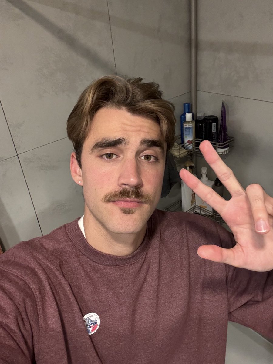 AdamRHawthorne's tweet photo. twitter user maybe: Adam debuts new facial hair https://t.co/EOQ19YHQaf