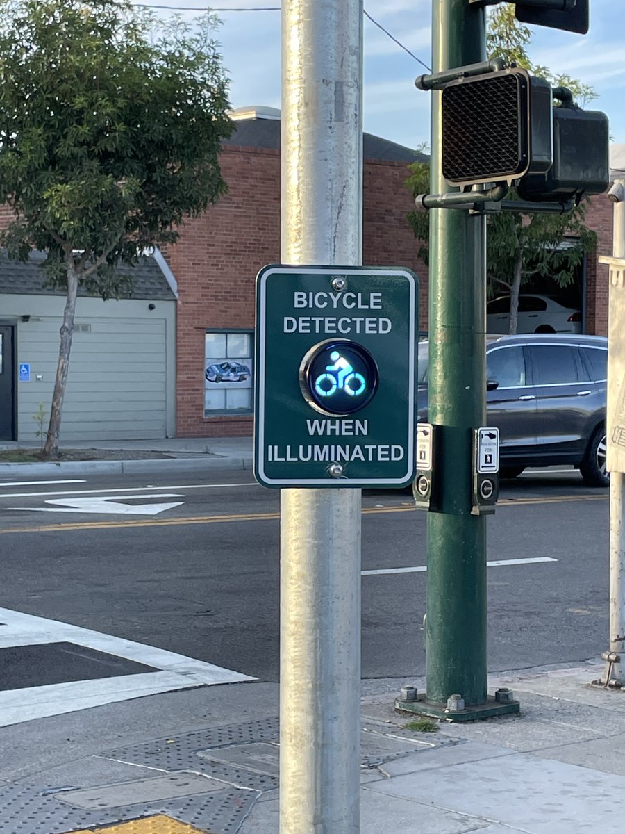 prinzrob's tweet photo. Another day another ribbon cutting, this time for the amazing Clement Ave cycletrack in @CityofAlameda, 1.2 miles from Broadway to Grand. Congratulations!
🍾🎊🎉 https://t.co/qEnAy1UjGi