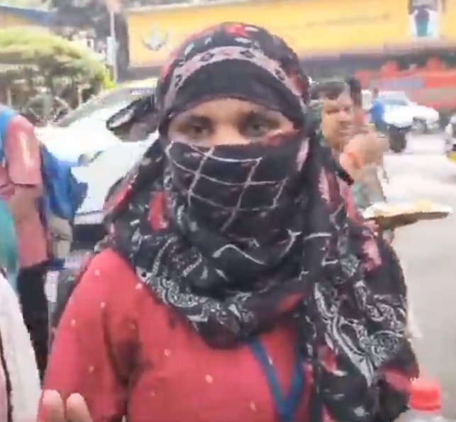 Ramraajya's tweet photo. सोशलमीडिया पर वायरल वीडियो में मुंबई टाटा हॉस्पिटल के पास कुछ लोग खाना बांट रहे है।

जहाँ लाइन में लगी इस मुस्लिम बहन को इस व्यक्ति द्वारा अपमानित किया गया।
कोई भी व्यक्ति मजबूर हो तभी लंगर की लाइन में लगेगा। मजबूर को अपमानित करने से ओछी हरकत कुछ नहीं हो सकती।

अगर कोई साथी इस बहन का सम्पर्क उपलब्ध करवा सकता है तो कृपया कोशिश करें। हम इस बहन की सहायता करना चाहेंगे।