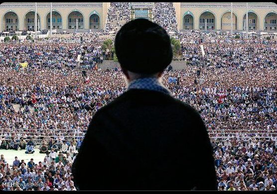 هر کس ز ولایت و ولیّ دور شود
همسایه ی دشمن است و منفور شود!
پروانه صفت، گِرد ِعلی میگردیم
تا دیده ی هر فتنه گری کور شود
#لبيك_يا_خامنه_ای‌ 
#علمدار