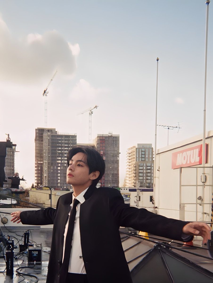bts_thvv's tweet photo. 🏙️ https://t.co/C55AWgnKwW
