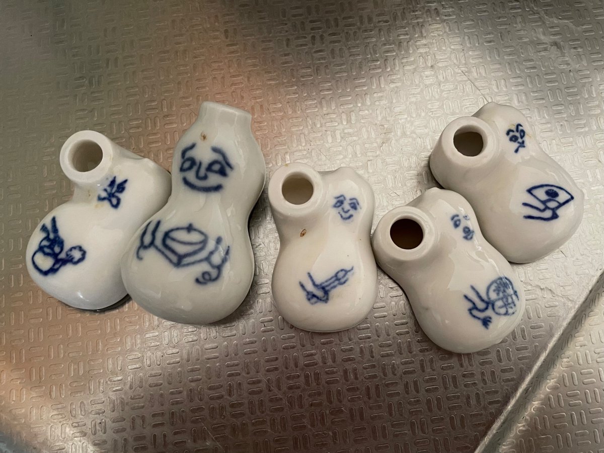 momoco045's tweet photo. 実家の片付け

【キッチン】
何度片付けても同じものがいっぱいある。
崎陽軒のシュウマイ弁当についてくる醤油入れのひょうちゃん。
カラフルなねじねじ。

#ミニマリスト https://t.co/HUPKgnj4dB