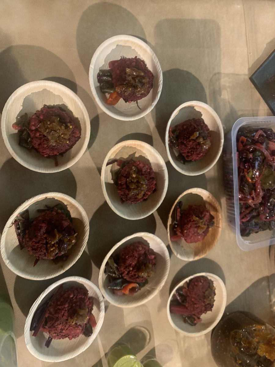LeaderCAUC's tweet photo. Taller per evitar el malbaratament alimentari a casa i a l’escola amb el projecte #Leadercat  #Mengemdaqui . Receptes i consells per planificar menús i organitzar neveres.: cookies de pa sec, crema de fulles escarola, canuts de pollastte, moniato amb pesto de fulles de carrota. https://t.co/RMSGggtqjA