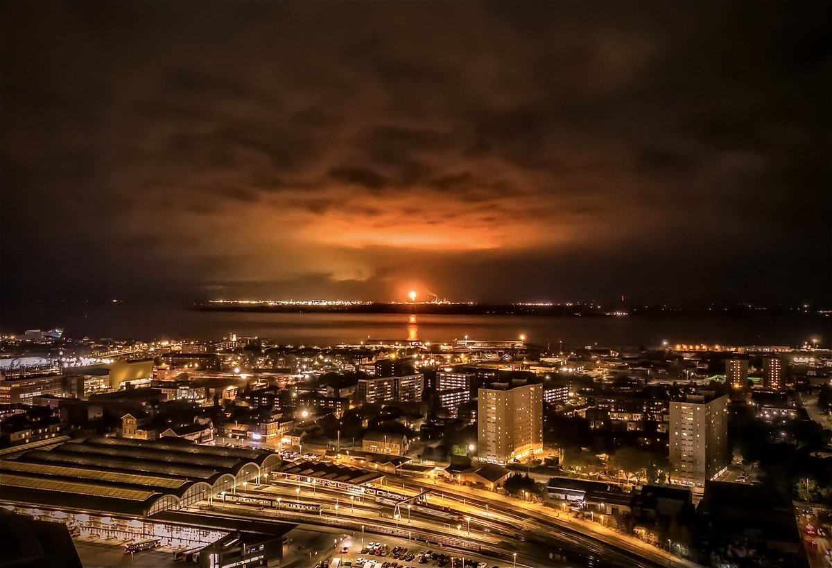 FilmerCraig's tweet photo. Last night’s south-facing skyline in Hull. One of the flare stacks near Immingham & an #oilrefinery was venting. Luckily I had a drone with me.
•
#hull #paragoninterchange #hullstation #eastyorkshire #flarestack #spectacle #Lincolnshire #riverhumber https://t.co/s0uX9zzcr4