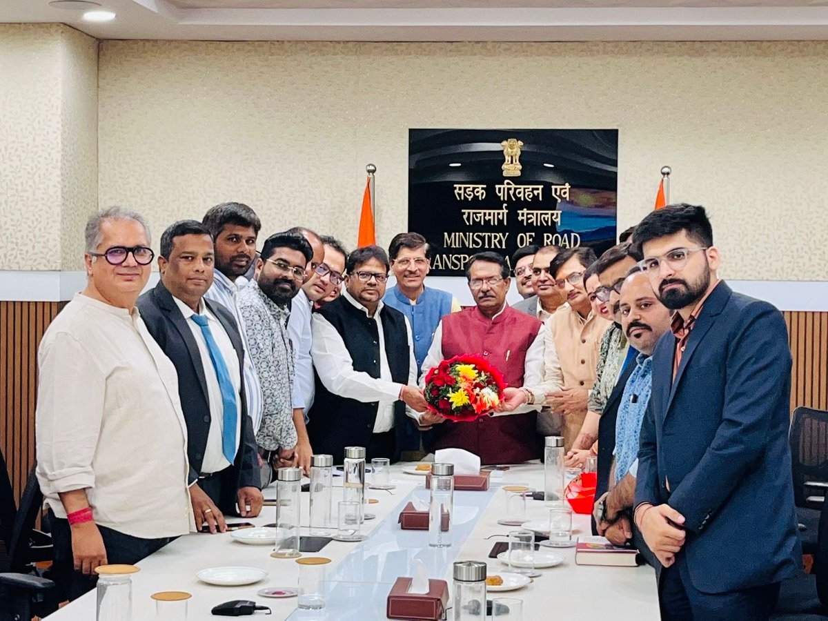 ashokthakursbjp's tweet photo. आज भारत के कॉर्पोरेट एवं परिवहन मंत्री श्री हर्ष मल्होत्रा जी के कार्यालय 'ट्रांसपोर्ट भवन' में सी ए प्रकोष्ठ के संयोजक श्री दीनदयाल उपाध्याय जी की अध्यक्षता में आयोजित बैठक में सम्मिलित हुआ। इस बैठक में कॉर्पोरेट जगत से जुड़े विभिन्न विषयों पर सविस्तार चर्चा हुई। https://t.co/tbQWBu0hFs