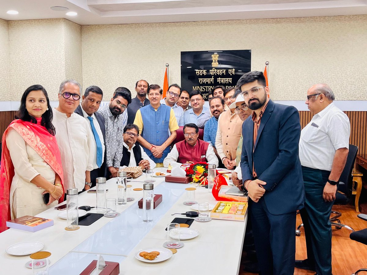 ashokthakursbjp's tweet photo. आज भारत के कॉर्पोरेट एवं परिवहन मंत्री श्री हर्ष मल्होत्रा जी के कार्यालय 'ट्रांसपोर्ट भवन' में सी ए प्रकोष्ठ के संयोजक श्री दीनदयाल उपाध्याय जी की अध्यक्षता में आयोजित बैठक में सम्मिलित हुआ। इस बैठक में कॉर्पोरेट जगत से जुड़े विभिन्न विषयों पर सविस्तार चर्चा हुई। https://t.co/tbQWBu0hFs