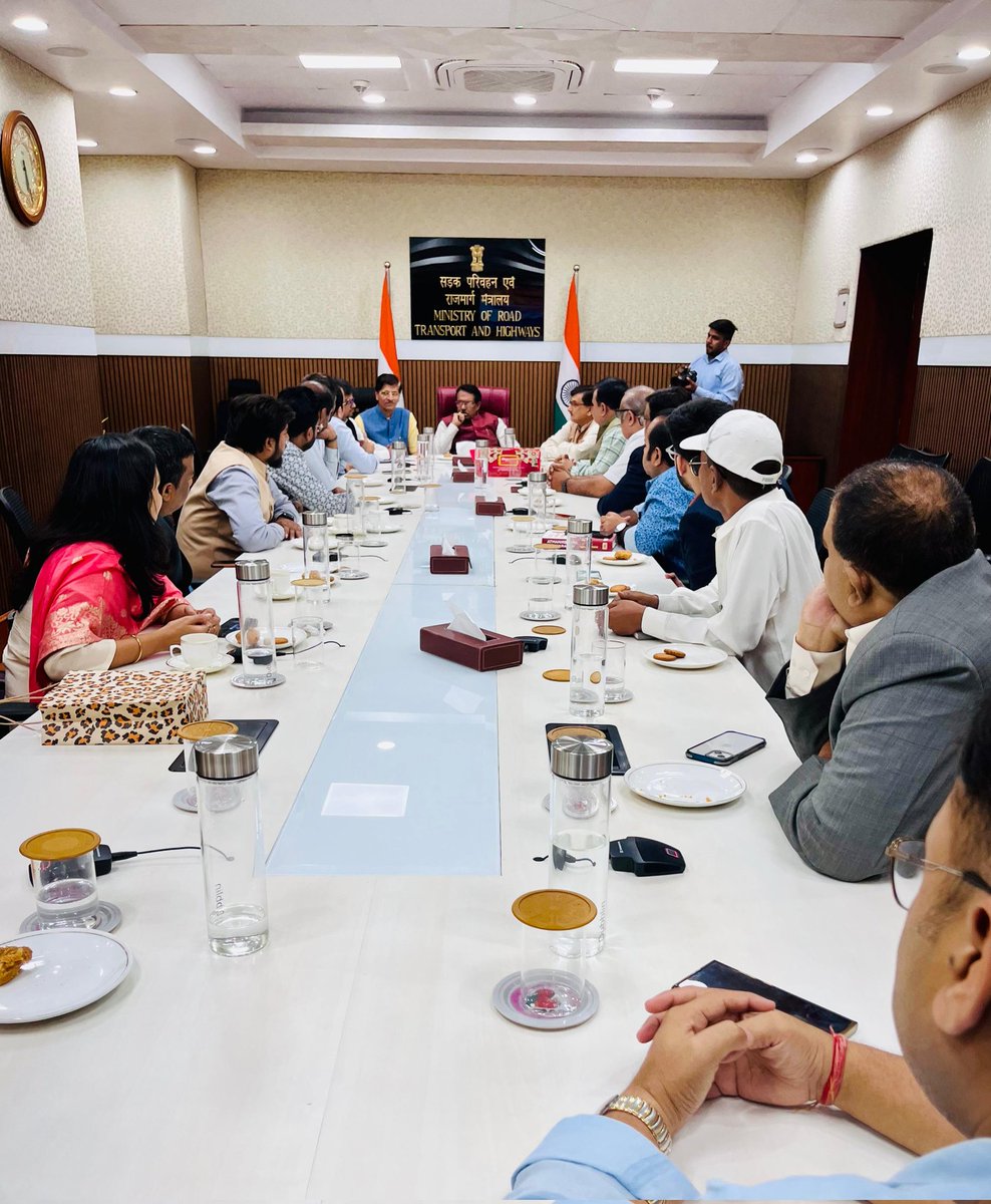 ashokthakursbjp's tweet photo. आज भारत के कॉर्पोरेट एवं परिवहन मंत्री श्री हर्ष मल्होत्रा जी के कार्यालय 'ट्रांसपोर्ट भवन' में सी ए प्रकोष्ठ के संयोजक श्री दीनदयाल उपाध्याय जी की अध्यक्षता में आयोजित बैठक में सम्मिलित हुआ। इस बैठक में कॉर्पोरेट जगत से जुड़े विभिन्न विषयों पर सविस्तार चर्चा हुई। https://t.co/tbQWBu0hFs