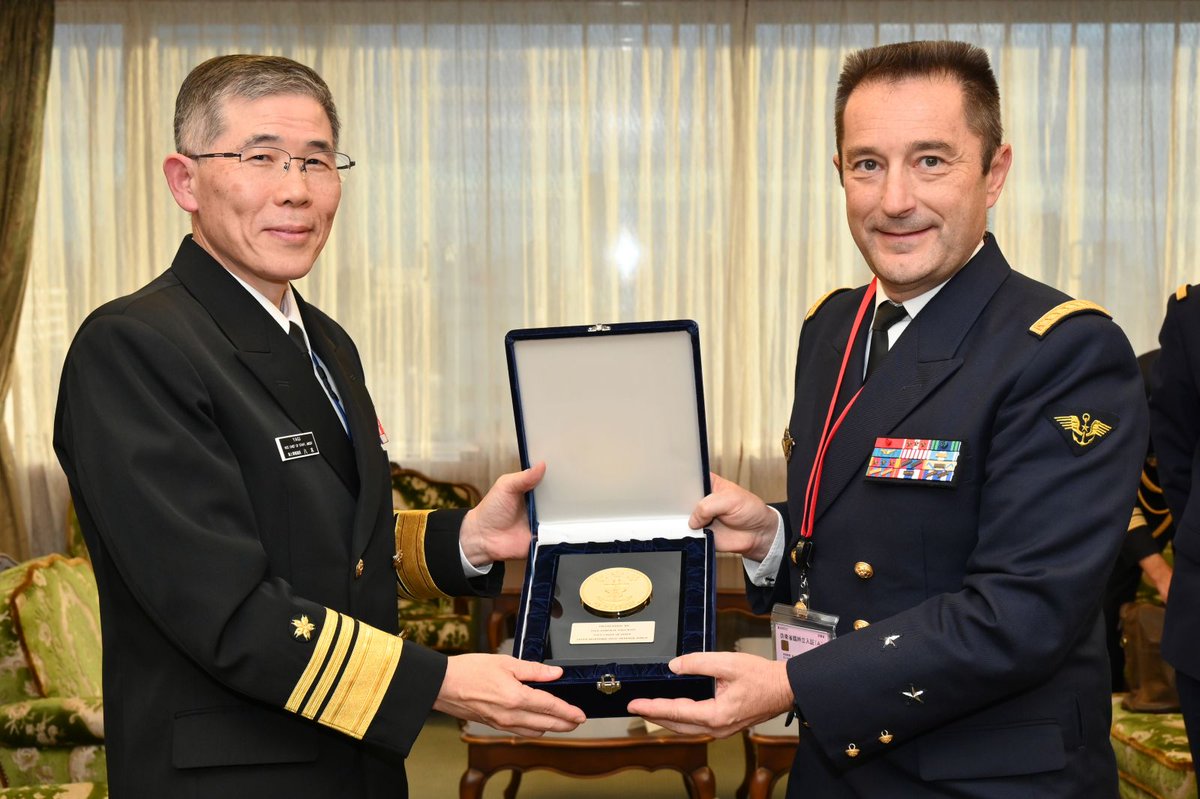 海上幕僚副長八木海将はフランス海軍空母打撃群司令官マラール少将の