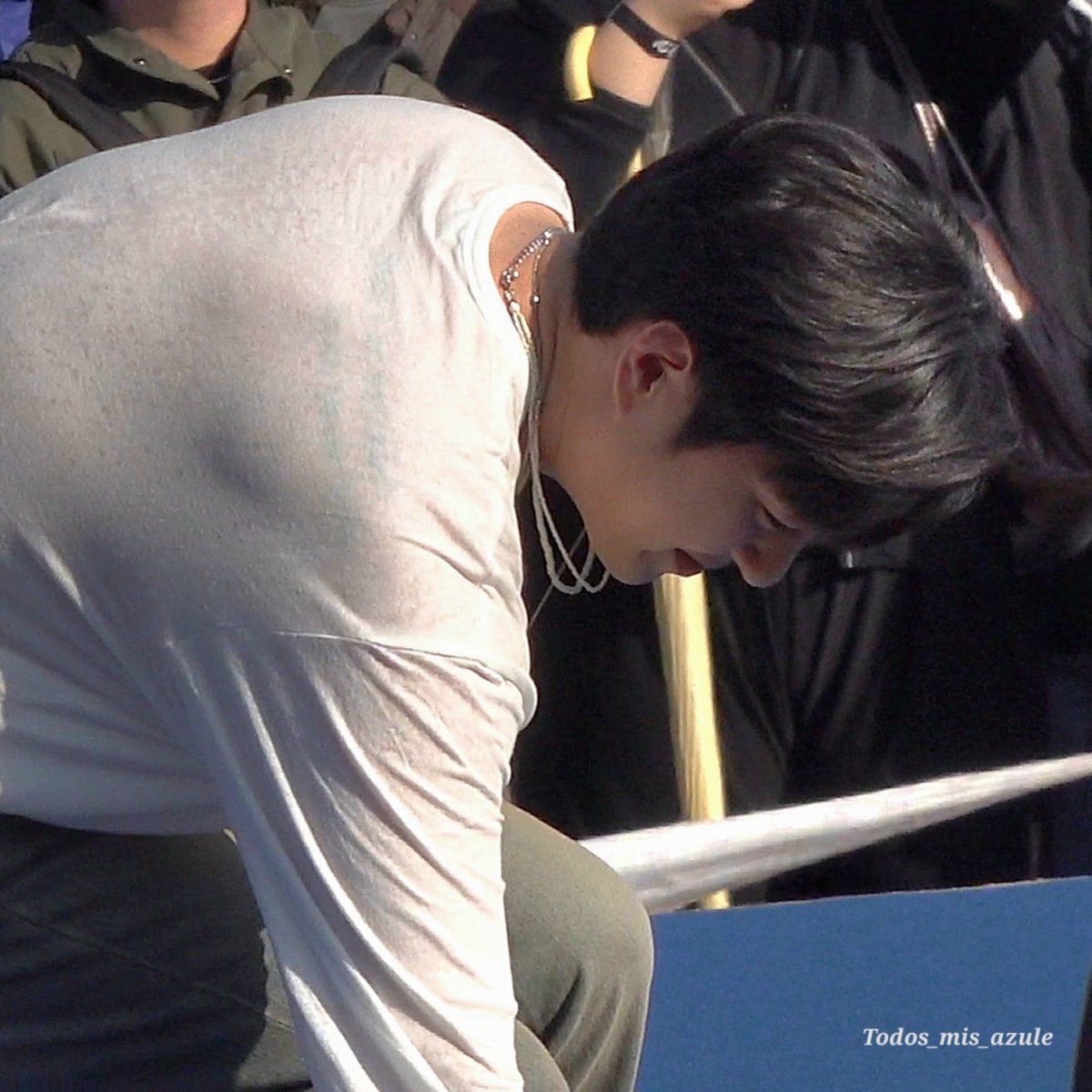 Todos_mis_azule's tweet photo. 241030 목포대 버스킹 #이창섭

얘뜰하이게뭐지°°°°
옷너머로검정색무언가보이는것같애....
아진짜타투잇는남자개힘들다,,,, https://t.co/y5HnIf5zZD