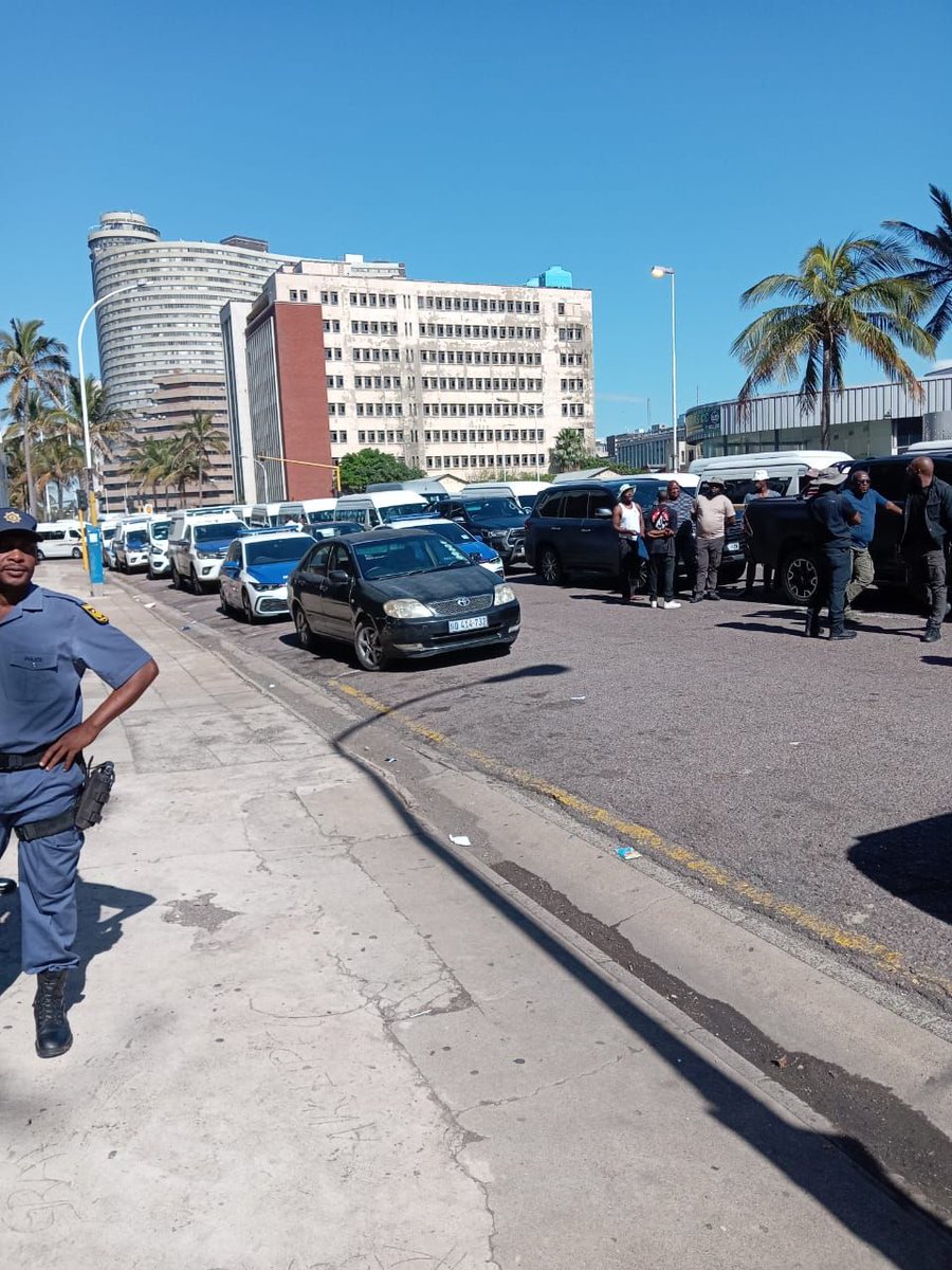 _ArriveAlive's tweet image. Ongoing taxi strike in Durban CBD  buff.ly/4e2QpBr

#ArriveAlive #TaxiStrike @DBNMetroPolice