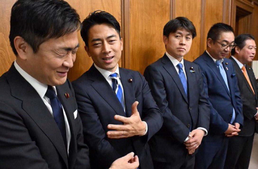 医局前の立ち待ちにて、左から

エリア歴長い田辺三菱MR
から情報を貰おうとするブリストル若手MR
盗み聞きする武田MR、
次どこに行こうか考えるベーリンガーMR
お腹が空いた持田MR