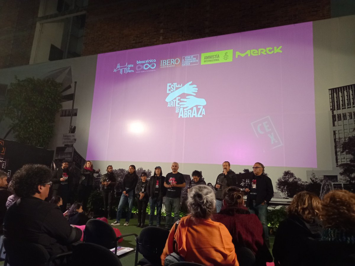 isukzazhil's tweet photo. 4ta presentación pública del documental "Este arte que abraza" de @OjosDePerroVs @coizta_grecko_b @temoris #JuanfeCastro @la_yile @axel_a_hdz y demás equipo; en el @elCeX_mx Documental que refleja la solidaridad d individu@s y colectiv@s que con arte acompañan a l@s PyM de Ayotzi https://t.co/Kp5EX0RRHD