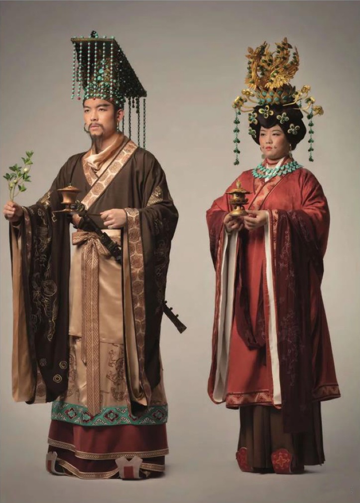 Liuyi Xuanmian 六旒玄冕 six tassel crown 

Reference: Five Dynasties Mogao Grottoes Cave 98 King Li Shengtian and Empress Zhou 莫高窟五代98窟東壁南側於闐國王李聖天供養像+周皇后供养像 

Photo Credit: 楚和听香 @ Weibo App

#art 
#fashion 
#chinese 
#chineseart
#hanfu #漢服 #汉服