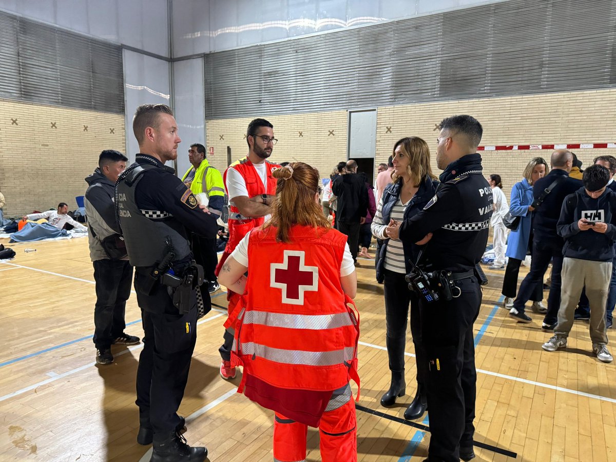 AjuntamentVLC's tweet photo. 🚨Desde el #CECOPAL seguimos coordinando la acogida,  en los espacios de @LAlqueriaVBC y de la #Petxina, de personas que han sido rescatadas, tanto en #València ciudad, como en el área metropolitana. Aproximadamente 400 personas están siendo atendidas. https://t.co/DQNfVZVUfv