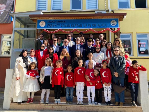 lediye Başkanımız Mehmet Temel, Belediye Meclis Üyesi Seda Alacalı, Yalova İl Genel Meclis Üyesi Mehmet Kara, Jandarma Komutanı Gürkan Demir, Adnan Kaptan İlk-Ortaokulu Müdürü Eyyüp Mutlu ile birlikte Adnan Kaptan İlk-Ortaokulunda düzenlenen Cumhuriyet Bayramı Kutlamasına katıldı