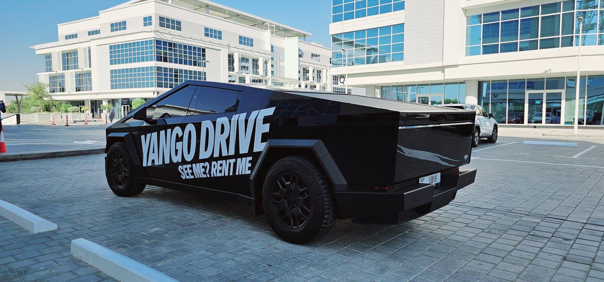 Venkat_Tenet's tweet photo. #cybertruck is True beast..Make a way for the Monster..mesmerizing enough to admire all day ! @elonmusk how did you come up with that invention 🫡🫡 https://t.co/wZSuDdYanv