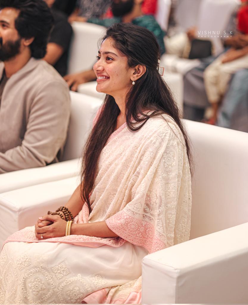 vishnusk_'s tweet photo. @Sai_Pallavi92 #Amaran Promotions Kochi ♥️ 

#SaiPallavi #SaipallaviFans #Vishnuskphotography #Trending #Latest 

@Saipallavi_KFC @SaipallaviFC @Saipallavi_love @SaiPallaviMania #
@SaiPallaviUni @SaiPallavi__DHF https://t.co/TFaGNmB4E5