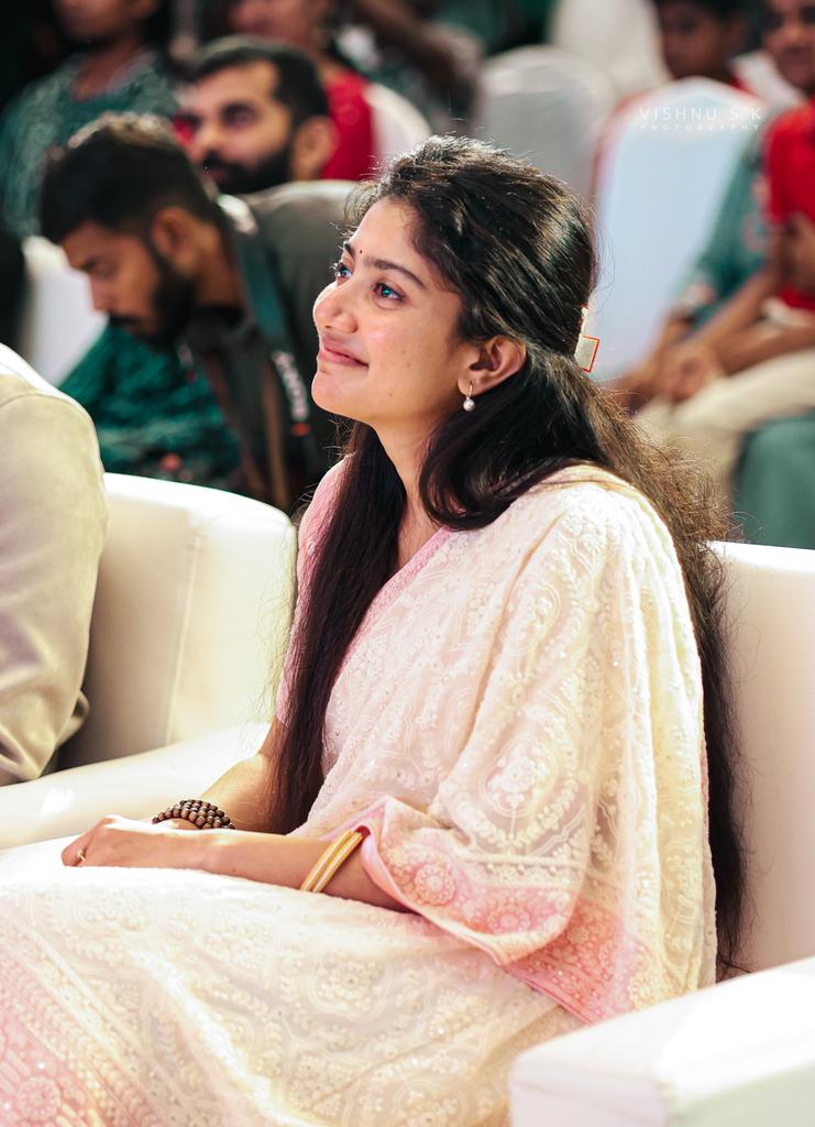 vishnusk_'s tweet photo. @Sai_Pallavi92 #Amaran Promotions Kochi ♥️ 

#SaiPallavi #SaipallaviFans #Vishnuskphotography #Trending #Latest https://t.co/ubVT09W65e