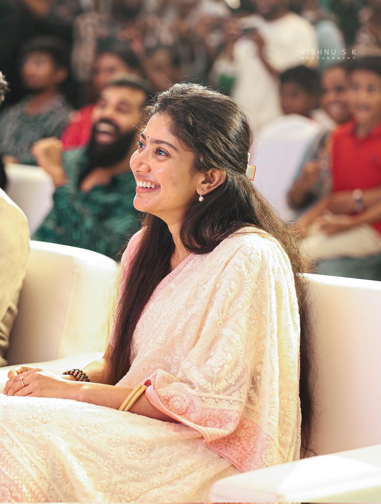vishnusk_'s tweet photo. @Sai_Pallavi92 #Amaran Promotions Kochi ♥️ 

#SaiPallavi #SaipallaviFans #Vishnuskphotography #Trending #Latest https://t.co/ubVT09W65e